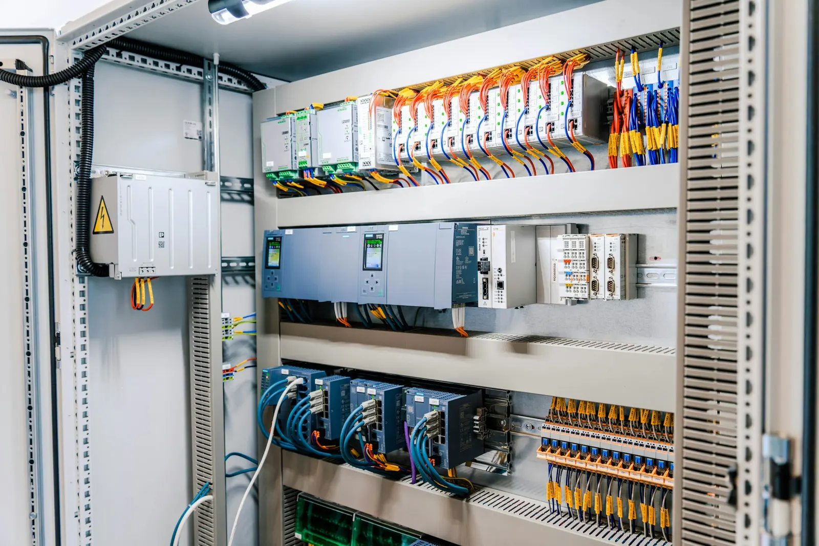 Armoire électrique industrielle au câblage soigné