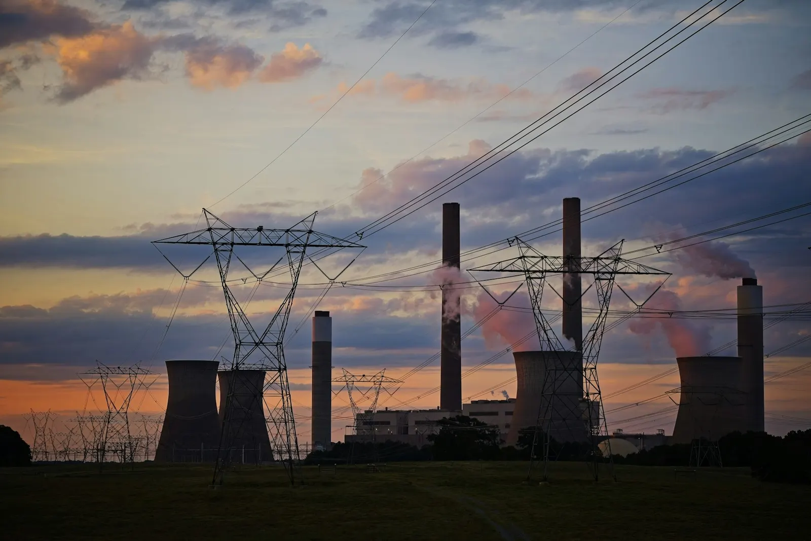 Site nucléaire au crépuscule