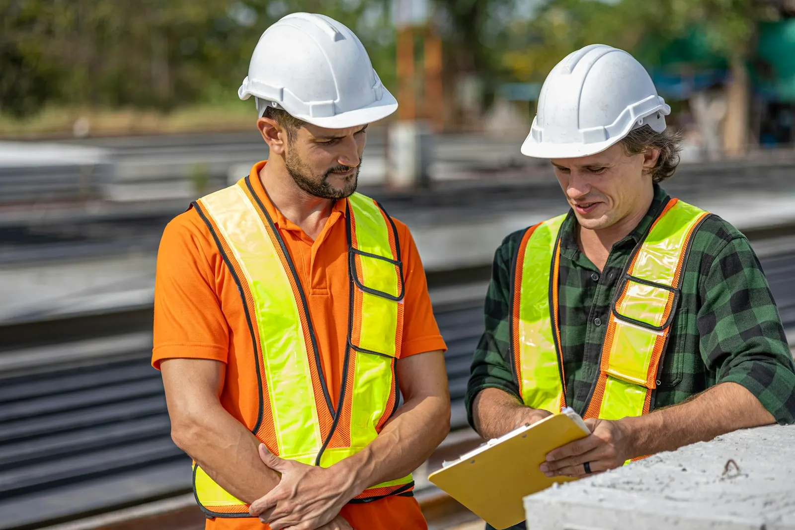 Ingénieurs consultant des plans sur un chantier industriel