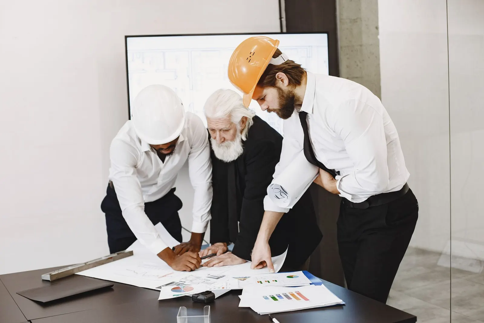 Équipe d'ingénierie travaillant sur des plans