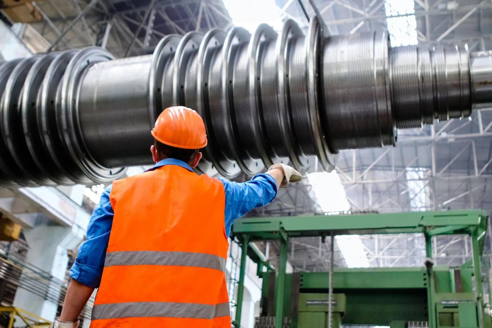 Opérateur en équipement de protection individuelle sur site industriel